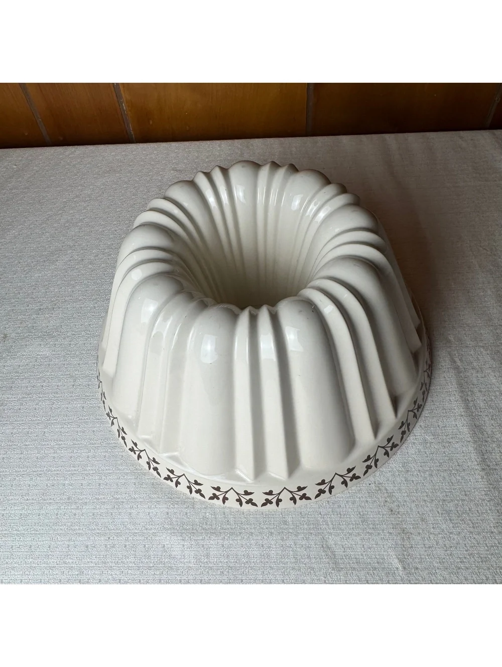 Paula Deen Stoneware Bundt Cake Pan Cream Brown Leaf Pattern Fluted 9.5 Inch